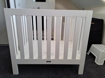 Witte Bopita box met twee boxkleden beschikbaar voor biedingen