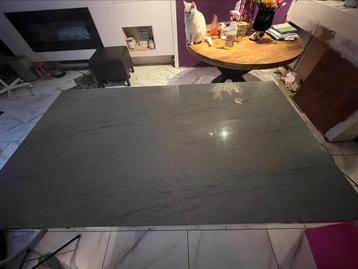Mooie eettafel beschikbaar voor biedingen