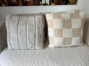 Beige Kussens - teddystof beschikbaar voor biedingen
