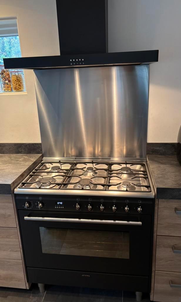 Smeg vrijstaand fornuis incl afzuigkap en achterplaat, Witgoed en Apparatuur, Fornuizen, Gebruikt, Vrijstaand, Gas, 5 kookzones of meer