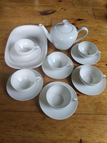 Arzberg theepot, theekop en schotels en koekschaal beschikbaar voor biedingen
