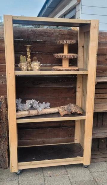 Houten Stellingkast / Bloemenwinkel Kast beschikbaar voor biedingen