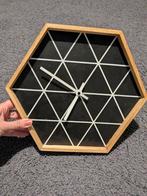 Klok hexagon model zwart wit!, Ophalen of Verzenden, Analoog, Wandklok