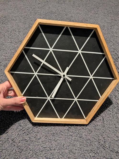 Klok hexagon model zwart wit!, Huis en Inrichting, Woonaccessoires | Klokken, Wandklok, Analoog, Ophalen of Verzenden