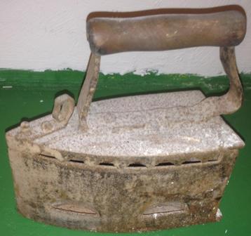 Oud verweerd strijkijzer beschikbaar voor biedingen