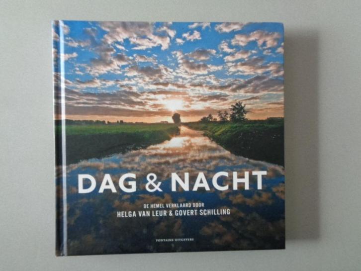Dag & nacht - De hemel verklaard door Helga van Leur &, Boeken, Wetenschap, Gelezen, Natuurwetenschap, Ophalen of Verzenden