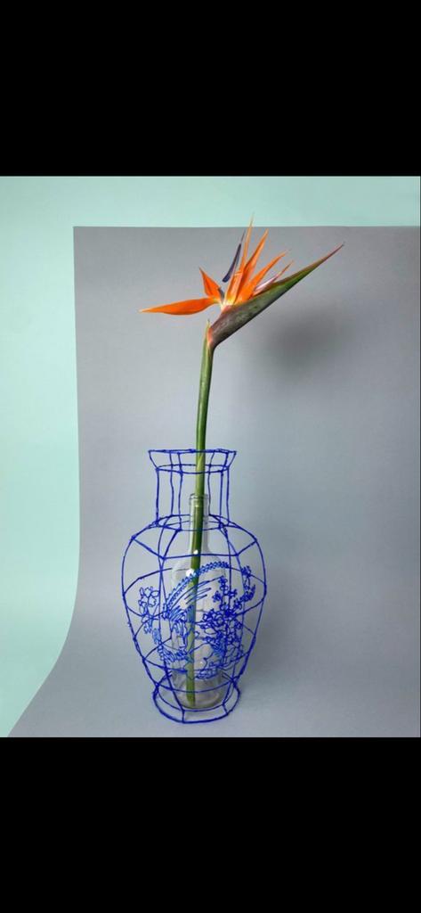 Iris Lucia Vaas - Blauw 3D Design, Huis en Inrichting, Woonaccessoires | Vazen, Nieuw, Blauw, Minder dan 50 cm, Kunststof, Ophalen