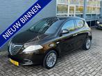 Lancia Ypsilon 0.9 TwinAir Silver Automaat / Trekhaak, Auto's, Lancia, Euro 5, 86 pk, Bruin, Origineel Nederlands
