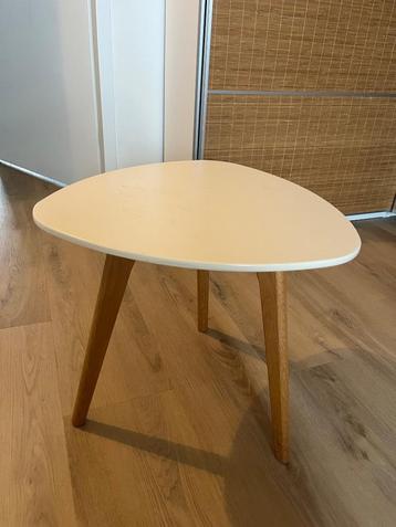 Zuiver bijzettafeltje beschikbaar voor biedingen