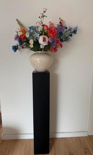 Zuil met vaas en kunstbloemen beschikbaar voor biedingen