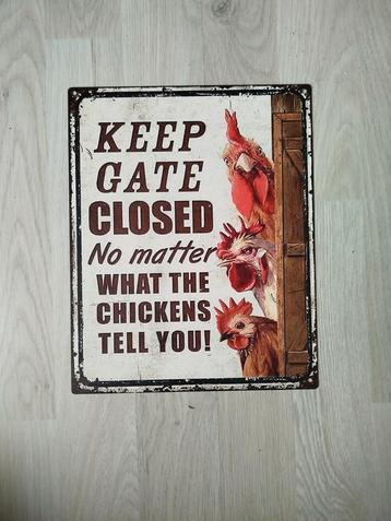 Grappig bord: Kippen Hok - Keep Gate Closed beschikbaar voor biedingen