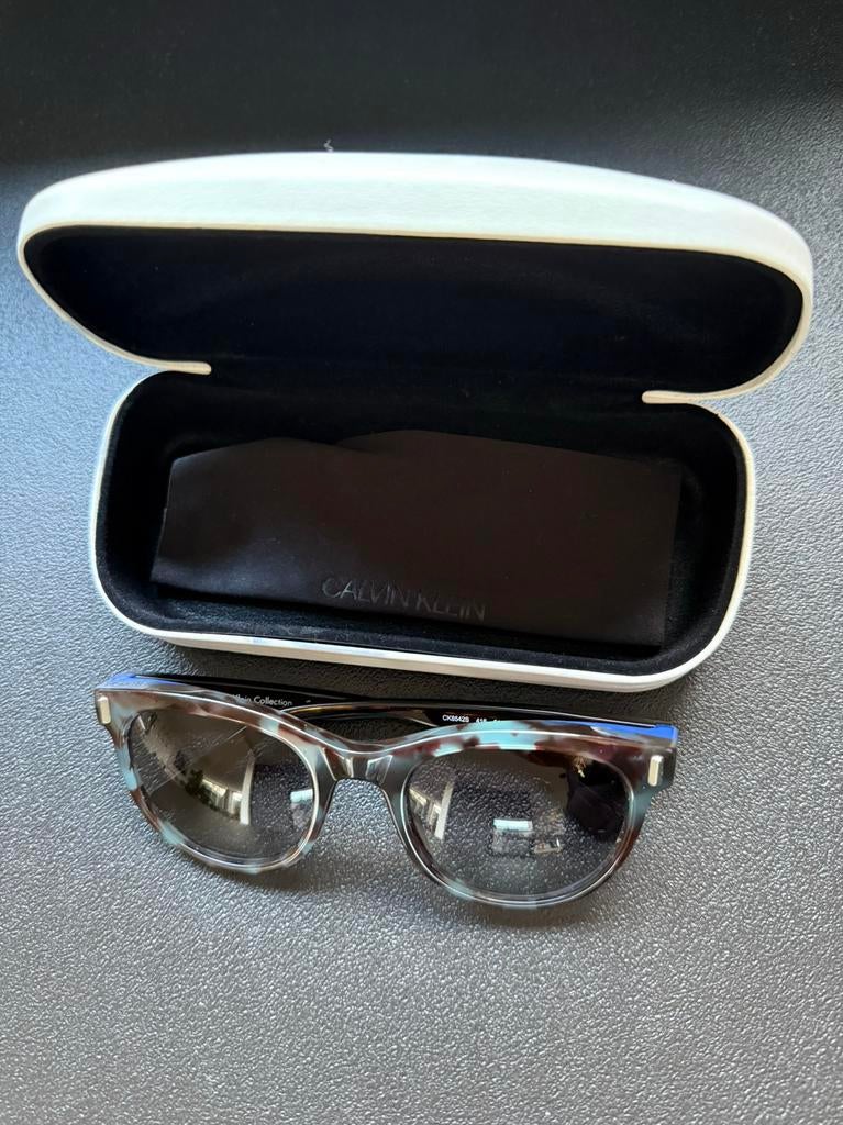 Calvin Klein zonnebril incl hardcase, Ophalen of Verzenden, Zo goed als nieuw, Bruin, Overige merken