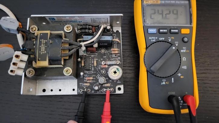 Gestabiliseerde voeding 24VDC/1,2A, Hobby en Vrije tijd, Elektronica-componenten, Gebruikt, Ophalen