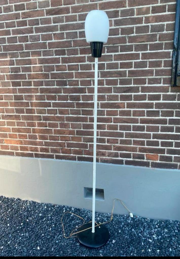 Vintage vloerlamp melkglas , minimalist uplight 60 sixties, Tuin en Terras, Buitenverlichting, Staande lamp, IJzer, Netvoeding