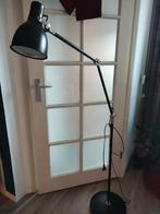 Stijlvolle staande leeslamp van Ikea, Huis en Inrichting, Lampen | Vloerlampen, Ophalen, Gebruikt, Metaal, Modern