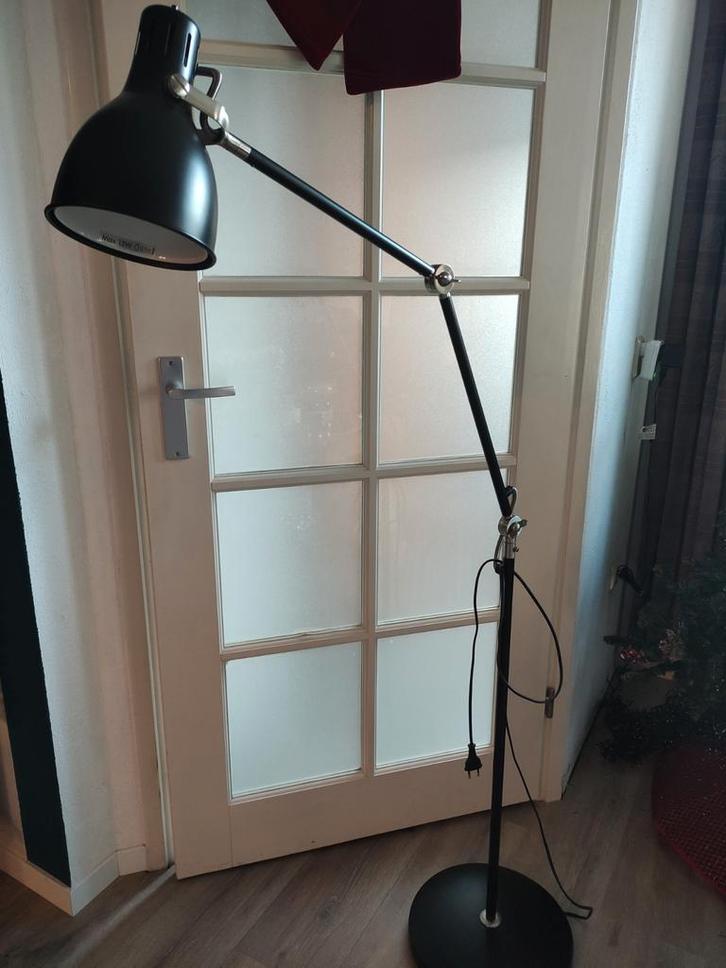 Stijlvolle staande leeslamp van Ikea, Huis en Inrichting, Lampen | Vloerlampen, Gebruikt, 150 tot 200 cm, Metaal, Ophalen