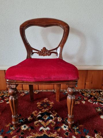 Mooi poppenstoeltje met velours bekleding beschikbaar voor biedingen