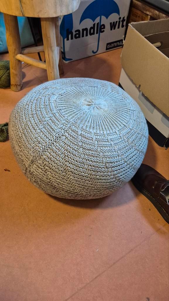 Handgemaakte gebreide poef, Huis en Inrichting, Banken | Voetenbanken en Poefen, Zo goed als nieuw, Minder dan 50 cm, Minder dan 50 cm