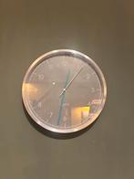 Zilverkleurige Wandklok met Blauwe Accenten, Ophalen of Verzenden, Zo goed als nieuw, Analoog, Wandklok