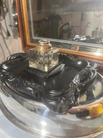 Antieke Inktpot met Blad beschikbaar voor biedingen