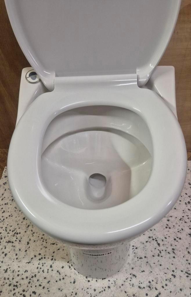 Sfa Sanibroyeur sanicompact 43 vermaler wc  als nieuw, Doe-het-zelf en Verbouw, Sanitair, Zo goed als nieuw, Toilet, Rvs, Ophalen