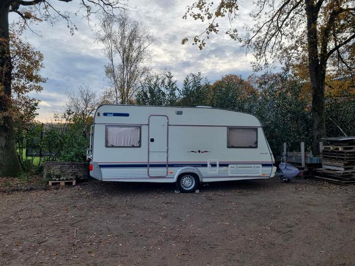 Wilk Stern 470 uit 2003, Caravans en Kamperen, Caravans, Particulier, tot en met 4, Rondzit, Wilk, Vast bed, Disselslot, Fietsenrek