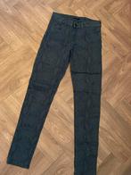 Nikkie Broek Groen Slangenprint Maat S, Kleding | Dames, Broeken en Pantalons, Verzenden, Zo goed als nieuw, Maat 36 (S), Lang