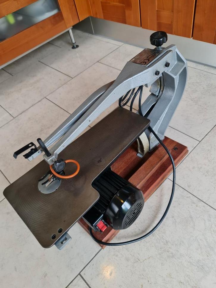 Huvema Figuurzaag - Elektrisch en Mooi!, Doe-het-zelf en Verbouw, Gereedschap | Zaagmachines, Gebruikt, Figuurzaag, Minder dan 600 watt