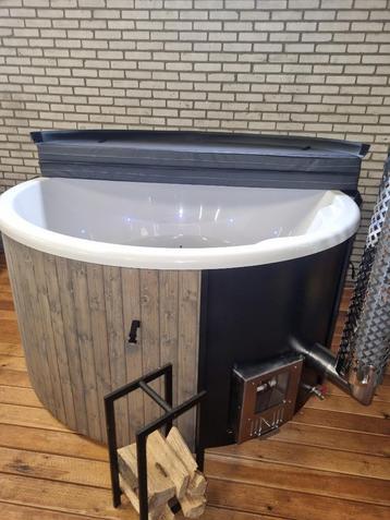 HERFST MEGADEAL Hottub compleet Geisoleerd  beschikbaar voor biedingen
