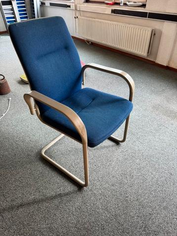 Stoel, Vergaderstoel met armleuning beschikbaar voor biedingen