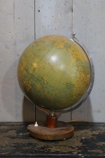 Oude wereldbol beschikbaar voor biedingen