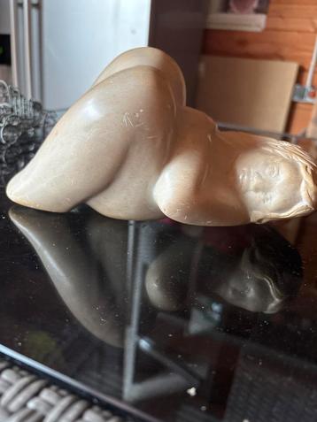 Stenen beeldje liggende vrouw beschikbaar voor biedingen