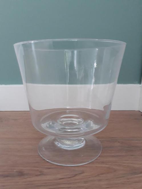 Glazen vaas: mooie lage bloemenvaas van glas op voetje NIEUW, Huis en Inrichting, Woonaccessoires | Vazen, Nieuw, Minder dan 50 cm
