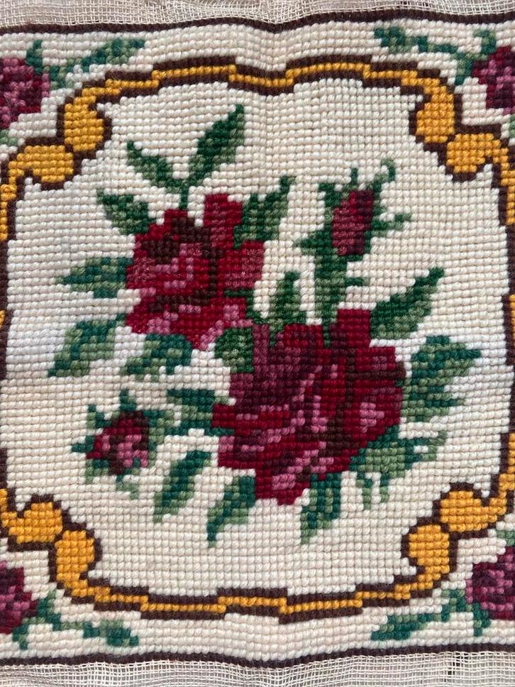 Handgeborduurde lap voor kussen, Antiek en Kunst, Antiek | Kleden en Textiel, Ophalen of Verzenden