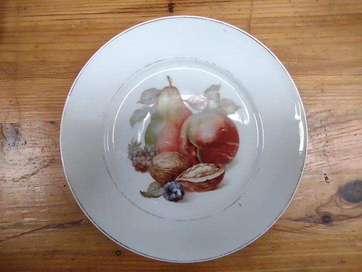 Oud wandbord met fruit en met vreemd soort merk of zegel., Antiek en Kunst, Antiek | Wandborden en Tegels, Ophalen of Verzenden