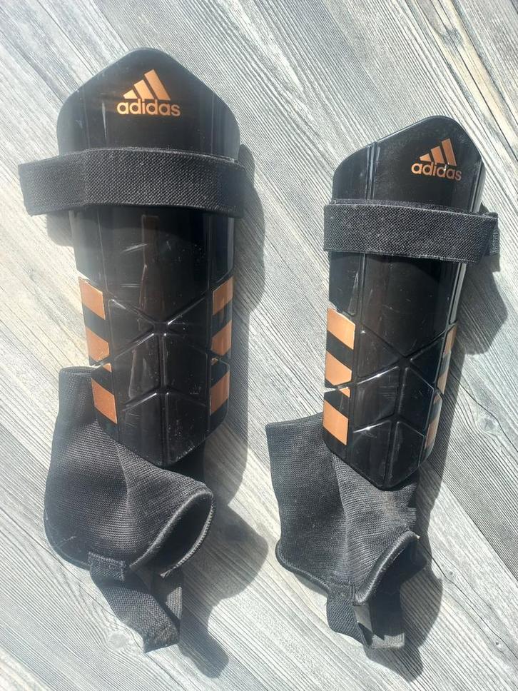 Adidas scheenbeschermers zwart/copper inclusief sokken, Sport en Fitness, Voetbal, Zo goed als nieuw, Overige typen, Maat XS of kleiner