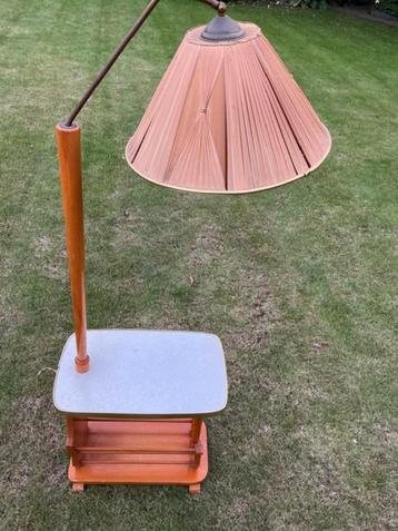 Vintage krantenbak/tafeltje met lamp !!! beschikbaar voor biedingen
