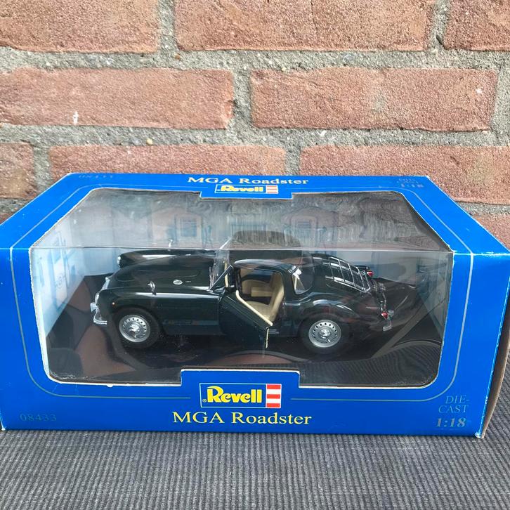 1:18 REVEL MG MGA ROADSTER (donker groen ) …. 45,-, Hobby en Vrije tijd, Modelauto's | 1:18, Zo goed als nieuw, Auto, Revell, Ophalen of Verzenden