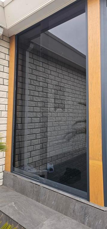 Glazen schuifwand ramen. beschikbaar voor biedingen