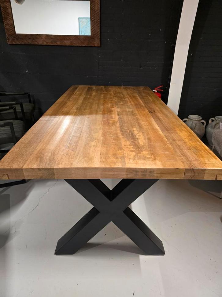 Showroommodel | Eettafel | Mangohout | 200cm, Huis en Inrichting, Complete inboedels, Ophalen