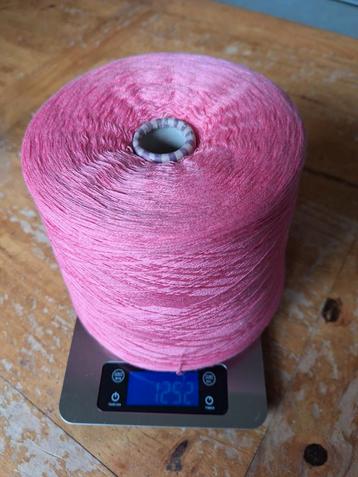Grote koon Roze Garen - 1252g breimachine dun garen. beschikbaar voor biedingen
