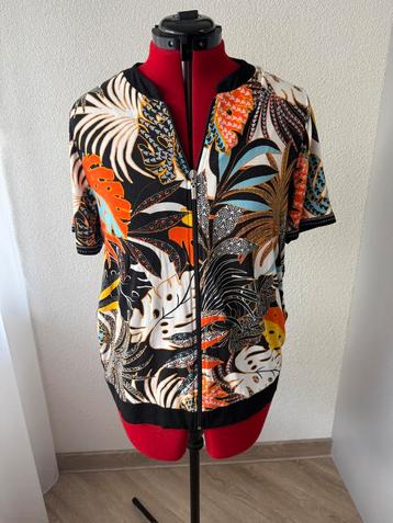 Damesvest met rits. Kleurrijk met korte mouwen beschikbaar voor biedingen