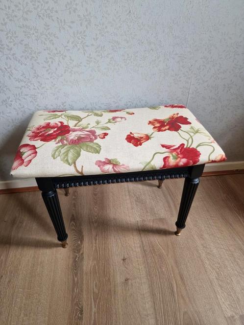 Brocante voetenbankje rozen, Huis en Inrichting, Banken | Voetenbanken en Poefen, Gebruikt, Minder dan 50 cm, Rechthoekig, Hout