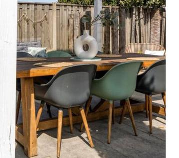 Tuintafel met kuipstoelen beschikbaar voor biedingen