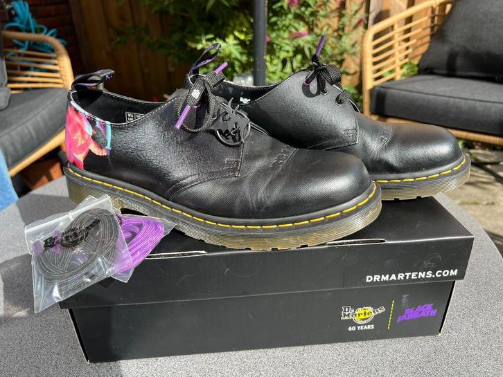 Dr Martens 1461 Black Sabbath Paranoid mt 44 als nieuw, Kleding | Heren, Schoenen, Zo goed als nieuw, Veterschoenen, Zwart, Ophalen of Verzenden