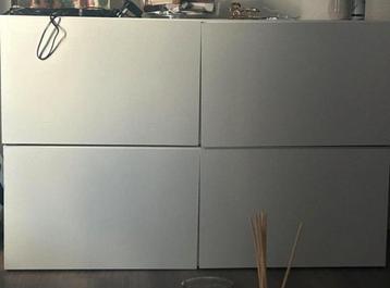 Gebruikte kast met vakken