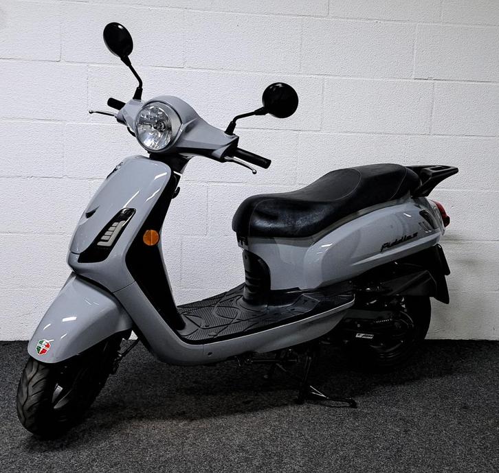 Sym Fiddle II bromscooter Nardo Grey, Fietsen en Brommers, Scooters | SYM, Zo goed als nieuw, Fiddle, Benzine, Ophalen