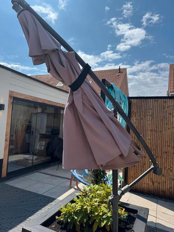 Zweefparasol, doorsnee 3 meter - zie omschrijving beschikbaar voor biedingen