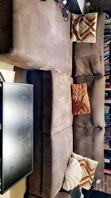 Te koop: comfortabele velours bank beschikbaar voor biedingen