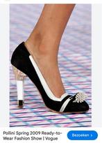 Pollini pumps 38,5 zwart suède / wit leer. Goud in de hak, Pumps, Zwart, Ophalen of Verzenden, Zo goed als nieuw